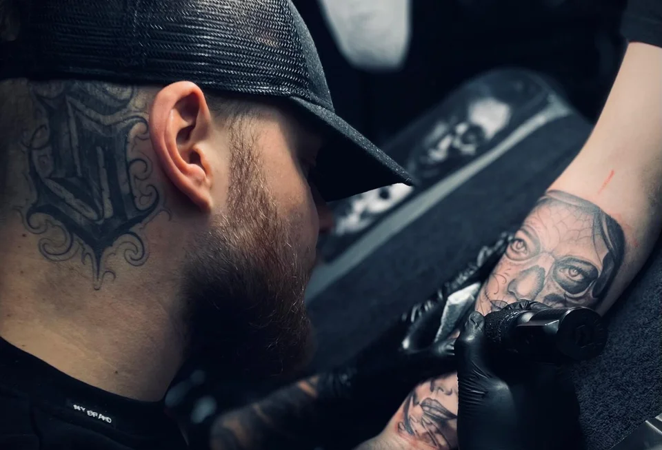 Sanders INK van Born Ready Tattoo Studio's aan het werk